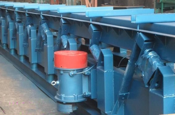 了解完全平衡式連桿振動(dòng)輸送機(jī)的突出的優(yōu)點(diǎn)